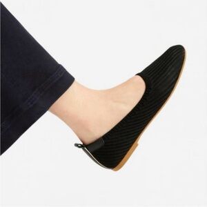 Everlane ReKnit Day Glove Almond Toe Flats in black size 7